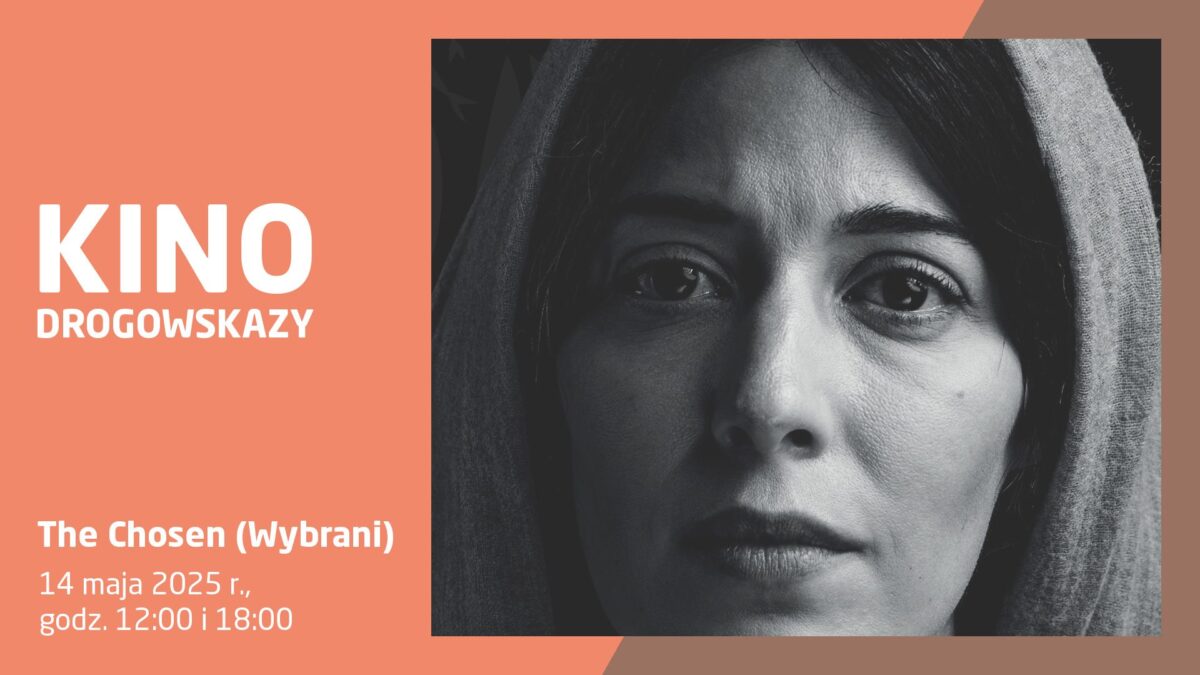 Plakat promujący seans filmu „The Chosen (Wybrani)” w ramach cyklu „Kino Drogowskazy”. Pokaz odbędzie się 14 maja 2025 roku o godzinie 12:00 i 18:00. Po lewej stronie znajduje się tekst na tle w kolorze łososiowym. Po prawej stronie widnieje czarno-biała fotografia kobiety z kapturem na głowie, patrzącej poważnie prosto w obiektyw.