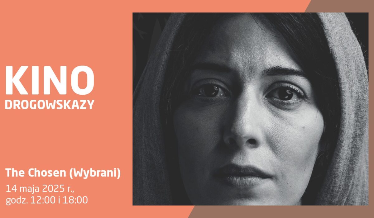 Plakat promujący seans filmu „The Chosen (Wybrani)” w ramach cyklu „Kino Drogowskazy”. Pokaz odbędzie się 14 maja 2025 roku o godzinie 12:00 i 18:00. Po lewej stronie znajduje się tekst na tle w kolorze łososiowym. Po prawej stronie widnieje czarno-biała fotografia kobiety z kapturem na głowie, patrzącej poważnie prosto w obiektyw.