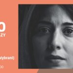 Plakat promujący seans filmu „The Chosen (Wybrani)” w ramach cyklu „Kino Drogowskazy”. Pokaz odbędzie się 14 maja 2025 roku o godzinie 12:00 i 18:00. Po lewej stronie znajduje się tekst na tle w kolorze łososiowym. Po prawej stronie widnieje czarno-biała fotografia kobiety z kapturem na głowie, patrzącej poważnie prosto w obiektyw.