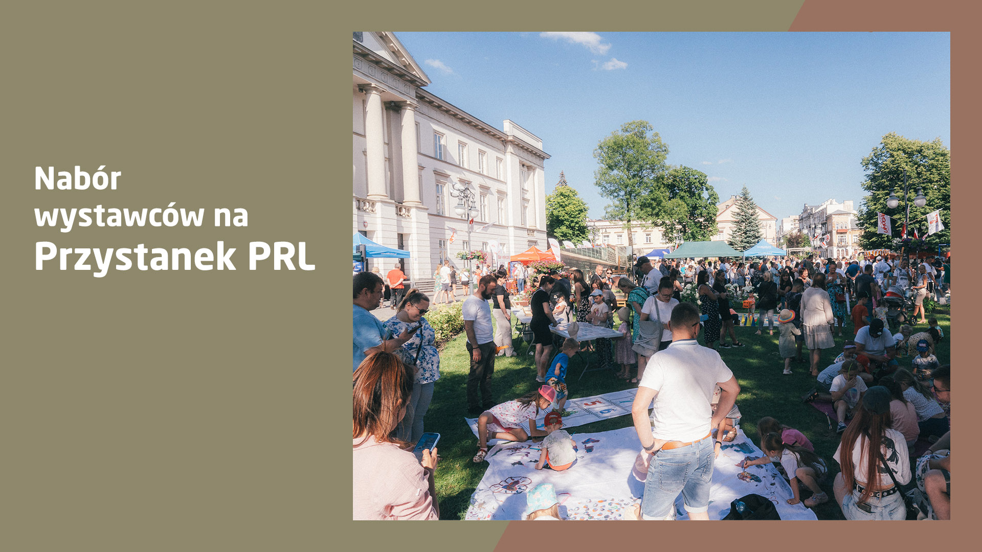 Grafika promująca nabór wystawców na wydarzenie Przystanek PRL. Po lewej stronie znajduje się tekst: ‘Nabór wystawców na Przystanek PRL’ na oliwkowym tle. Po prawej stronie widać zdjęcie z plenerowej imprezy – tłum ludzi, w tym dzieci malujące na dużych arkuszach papieru rozłożonych na trawie. W tle zabytkowy budynek z kolumnami oraz kolorowe namioty wystawców. Pogodny dzień, niebo bezchmurne.