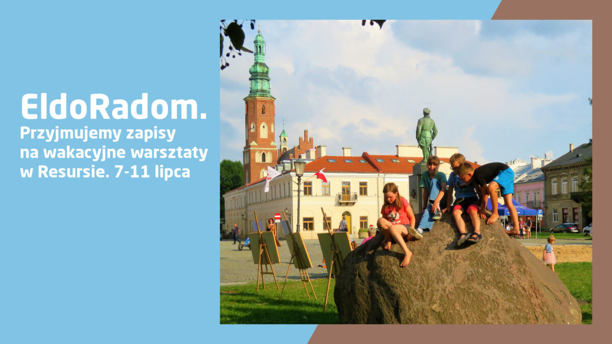 Napis "EldoRadom. Przyjmujemy zapisy na wakacyjne warsztaty w Resursie. 7-11 lipca" na błękitnym tle. Obok zdjęcie: grupa dzieci bawi się na dużym kamieniu na radomskim Rynku. W tle znajduje się pomnik, zabytkowy budynek Kamienicy Deskurów oraz wieża fary, kamienice oraz sztalugi. Niebo jest częściowo zachmurzone, a na trawie widoczne są inne osoby.