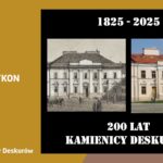 Plakat informacyjny o 200-leciu Kamienicy Deskurów. Po lewej stronie znajduje się napis „Fotoplastykon”, po prawej — dwie fotografie budynku: archiwalne, czarno-białe z XIX wieku oraz współczesne, colorowe. Nad zdjęciami widnieją lata „1825–2025”, a pod nimi napis „200 lat Kamienicy Deskurów”. Tło utrzymane jest w odcieniach brązu, szarości i czerni.