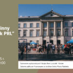 Plakat informacyjny o pikniku rodzinnym „Przystanek PRL”, który odbędzie się 29 czerwca 2025 roku od 14:00 do 19:00 na Placu Corazziego w Radomiu. Po prawej stronie znajduje się fotografia budynku o klasycystycznej architekturze — kamienicy Deskurów — przed którą gromadzą się liczni mieszkańcy. Widać namioty, stoliki, flags, a także osoby spacerujące i biorące udział w wydarzeniu. Tekst na plakacie informuje, że sponsorem jest Fabryka Broni „Łucznik” — Radom, a zadanie zostało sfinansowane ze środków Gminy Miasta Radomia.