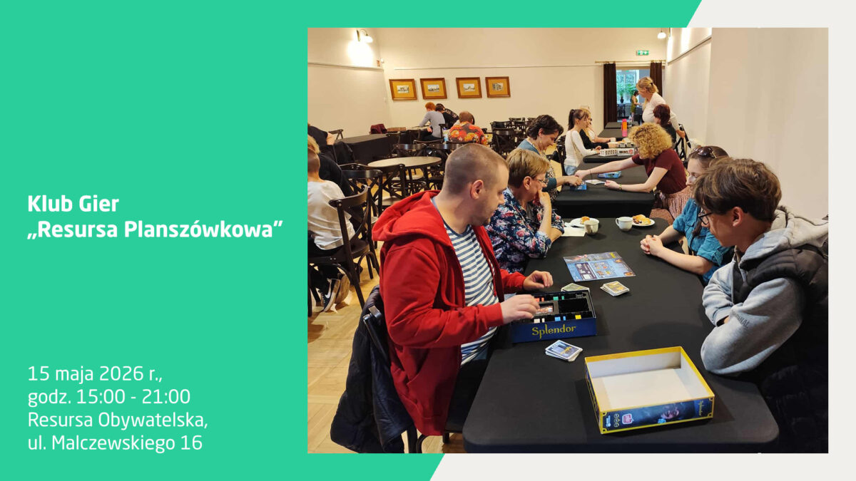 Grafika informacyjna dotycząca spotkania Klubu Gier „Resursa Planszówkowa”. Tekst po lewej (na zielonym tle): Tytuł: Klub Gier „Resursa Planszówkowa” Termin: 15 maja 2026 r., godz. 15:00 - 21:00 Lokalizacja: Resursa Obywatelska, ul. Malczewskiego 16 Zdjęcie po prawej: Grupa osób w różnym wieku siedzi przy stołach w jasnej sali, grając w gry planszowe. Na pierwszym planie widać mężczyznę w czerwonej bluzie rozkładającego grę „Splendor” oraz towarzyszącego mu nastolatka w okularach. W tle widoczne są inne grupy graczy oraz obrazy na ścianach.