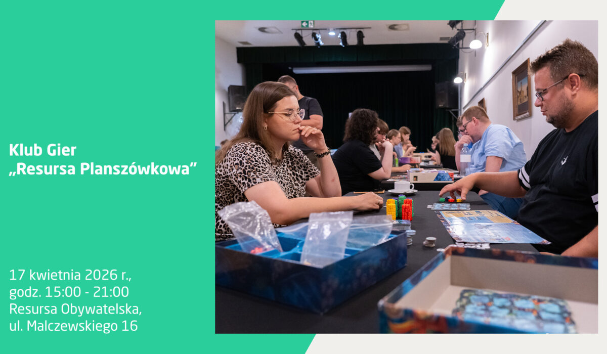Plakat wydarzenia Klub Gier „Resursa Planszówkowa”, które odbędzie się 17 kwietnia 2026 r. w godzinach 15:00–21:00 w Resursie Obywatelskiej przy ul. Malczewskiego 16. Zdjęcie przedstawia grupę osób w różnym wieku siedzących przy stołach w sali widowiskowej i grających w gry planszowe. Na pierwszym planie kobieta i mężczyzna skupieni nad planszą z kolorowymi żetonami.