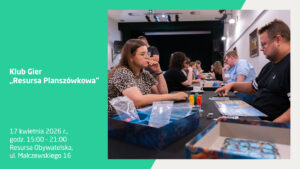 Plakat wydarzenia Klub Gier „Resursa Planszówkowa”, które odbędzie się 17 kwietnia 2026 r. w godzinach 15:00–21:00 w Resursie Obywatelskiej przy ul. Malczewskiego 16. Zdjęcie przedstawia grupę osób w różnym wieku siedzących przy stołach w sali widowiskowej i grających w gry planszowe. Na pierwszym planie kobieta i mężczyzna skupieni nad planszą z kolorowymi żetonami.