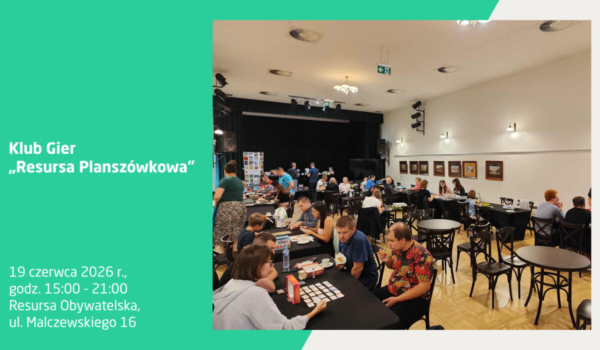 Plakat informujący o spotkaniu Klubu Gier „Resursa Planszówkowa”, które odbędzie się 19 czerwca 2026 roku w godzinach 15:00 - 21:00 w Resursie Obywatelskiej przy ul. Malczewskiego 16. Na zdjęciu widoczna jest duża sala wypełniona ludźmi grającymi w gry planszowe przy stolikach.