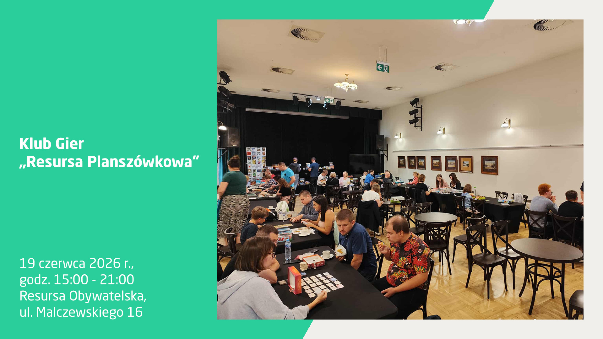 Plakat informujący o spotkaniu Klubu Gier „Resursa Planszówkowa”, które odbędzie się 19 czerwca 2026 roku w godzinach 15:00 - 21:00 w Resursie Obywatelskiej przy ul. Malczewskiego 16. Na zdjęciu widoczna jest duża sala wypełniona ludźmi grającymi w gry planszowe przy stolikach.