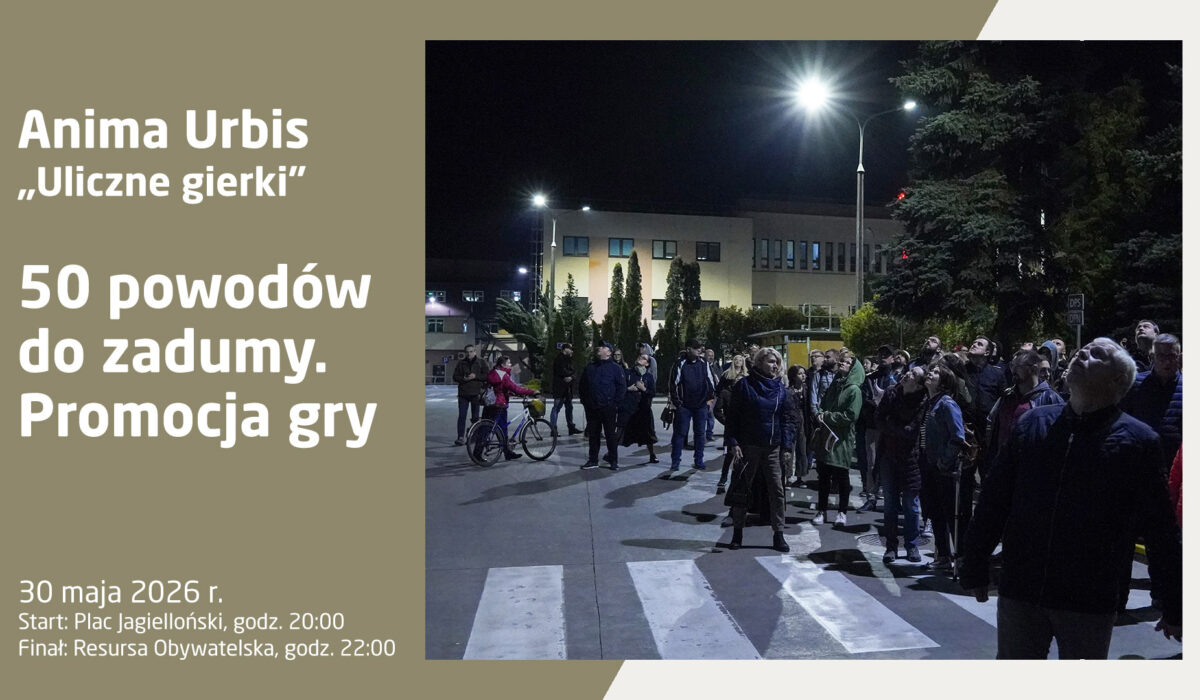 Plakat informujący o wydarzeniu Anima Urbis „Uliczne gierki” – 50 powodów do zadumy. Promocja gry. Wydarzenie odbędzie się 30 maja 2026 r., start zaplanowano na Placu Jagiellońskim o godz. 20:00, a finał w Resursie Obywatelskiej o godz. 22:00. Grafika składa się z szaro-beżowego panelu po lewej stronie z białymi napisami oraz zdjęcia po prawej stronie. Zdjęcie przedstawia dużą grupę ludzi zebranych nocą na miejskim placu; większość osób stoi na przejściu dla pieszych i z zaciekawieniem patrzy w górę, w stronę jasnej latarni ulicznej lub nieba. W tle widoczne są podświetlone budynki użyteczności publicznej oraz drzewa. Panuje atmosfera nocnej przygody i wspólnego odkrywania tajemnic miasta.