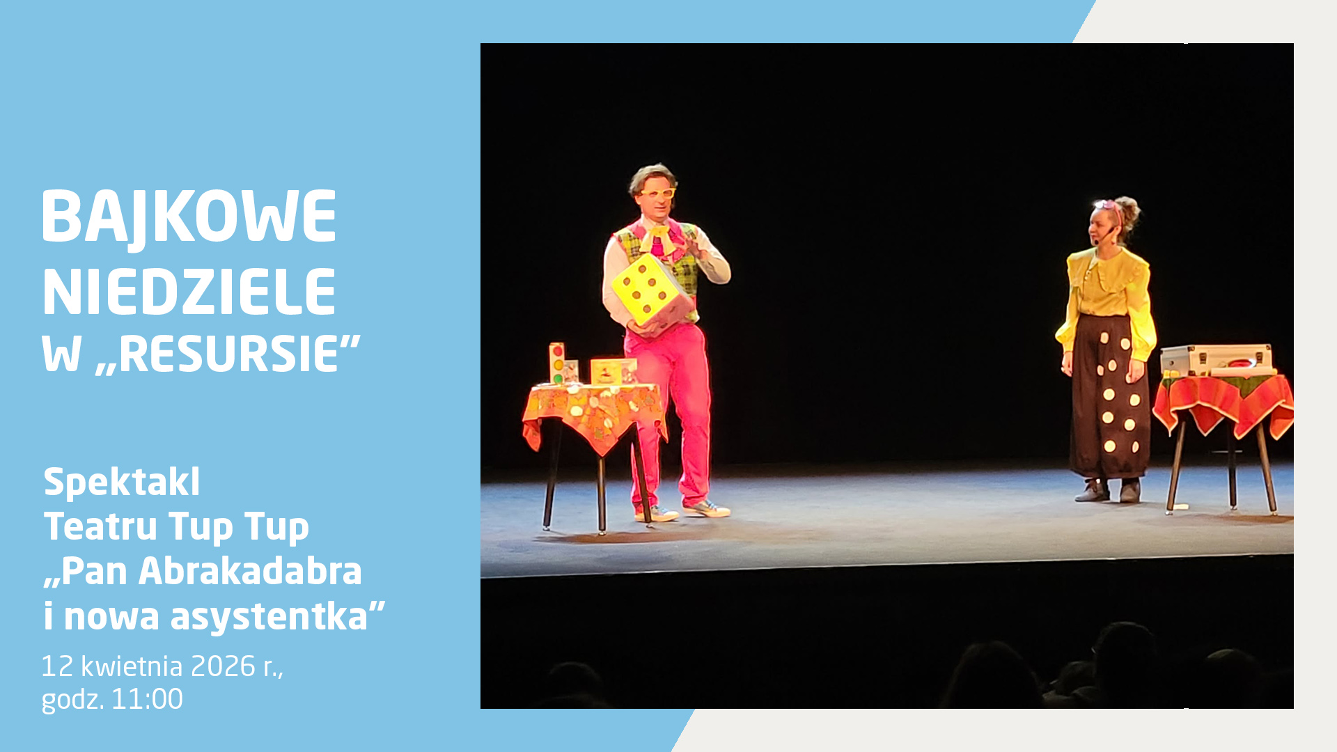 Plakat wydarzenia „Bajkowe Niedziele w Resursie”. Spektakl Teatru Tup Tup pt. „Pan Abrakadabra i nowa asystentka”. 12 kwietnia 2026 r., godz. 11:00. Na zdjęciu dwoje aktorów na scenie w kolorowych, bajkowych kostiumach. Iluzjonista w różowych spodniach i żółtych okularach trzyma dużą żółtą kostkę do gry. Obok stoi asystentka w żółtej bluzce i ciemnych spodniach w duże kropki.