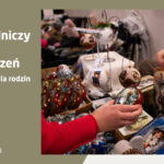 Plakat wydarzenia „Rękodzielniczy Jarmark Doświadczeń z warsztatami dla rodzin”. Data: 24 maja 2026 r., godz. 11:00-16:00. Zdjęcie przedstawia ręce osoby oglądającej ręcznie malowane bombki choinkowe i ozdobne pudełka na stoisku rzemieślniczym.