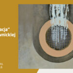 Plakat wernisażu wystawy Moniki Drewnickiej pt. „Predestynacja”. Wydarzenie odbędzie się 8 maja 2026 r. o godz. 18:00 w Resursie Obywatelskiej w Radomiu. Na grafice widoczna jest abstrakcyjna praca malarska w stonowanych barwach.