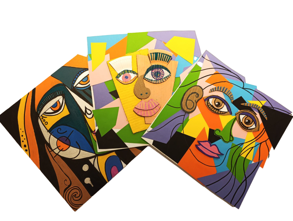 Trzy kolorowe kolaże przedstawiające abstrakcyjne portrety w stylu kubistycznym, wykonane z tektury i kolorowego papieru. Twarze są złożone z geometrycznych kształtów, mają asymetrycznie rozmieszczone oczy i usta oraz wyraźne, czarne kontury. Prace leżą obok siebie na jasnym tle.