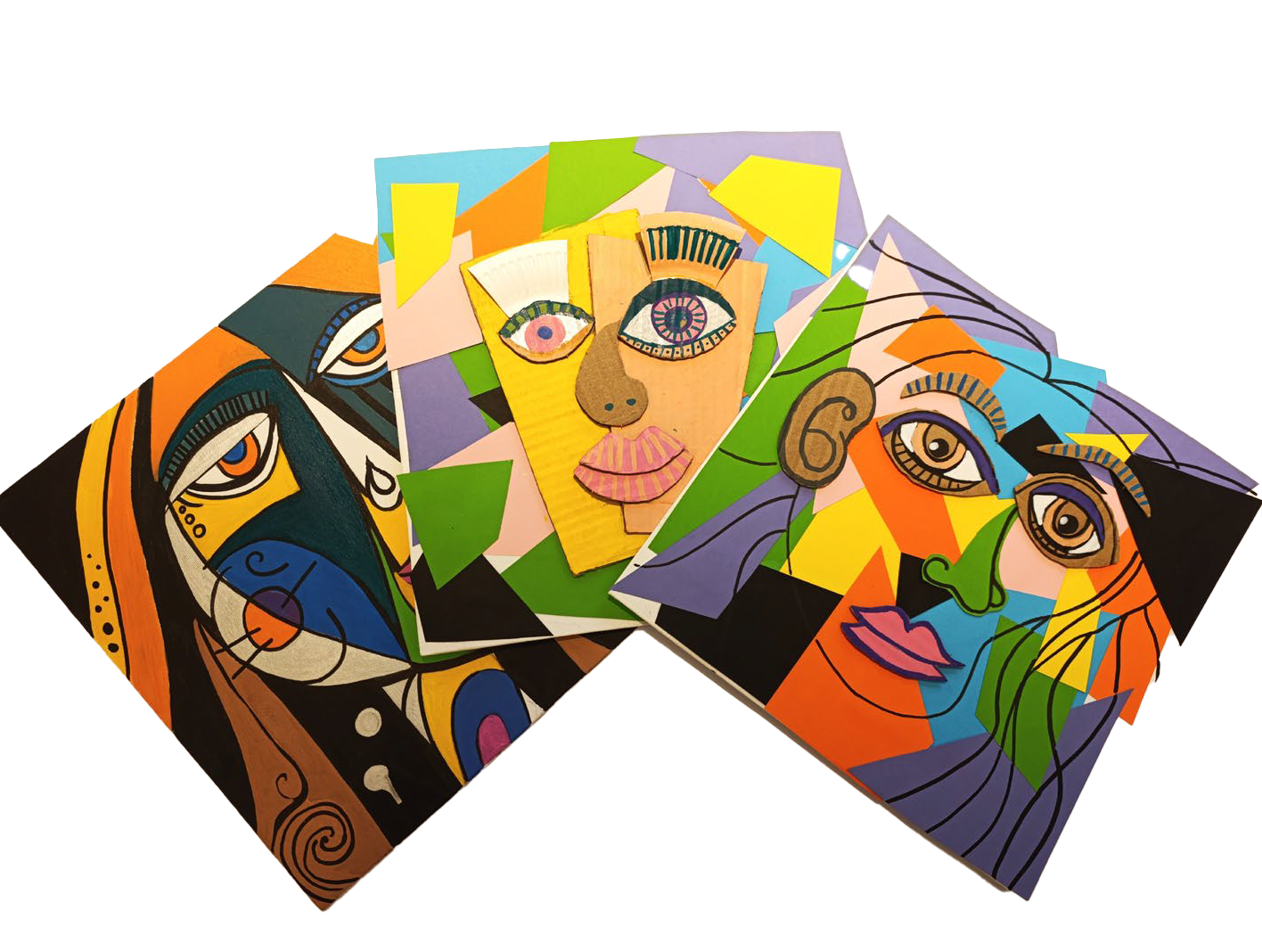 Trzy kolorowe kolaże przedstawiające abstrakcyjne portrety w stylu kubistycznym, wykonane z tektury i kolorowego papieru. Twarze są złożone z geometrycznych kształtów, mają asymetrycznie rozmieszczone oczy i usta oraz wyraźne, czarne kontury. Prace leżą obok siebie na jasnym tle.