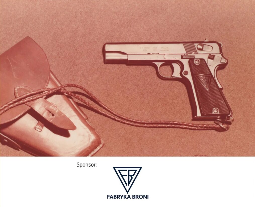 Zdjęcie pistoletu Vis wz. 35 leżącego obok skórzanej kabury z rzemieniem na gładkim tle o czerwonawym odcieniu. Pod zdjęciem znajduje się logo „Fabryka Broni” z trójkątnym sygnetem FB.