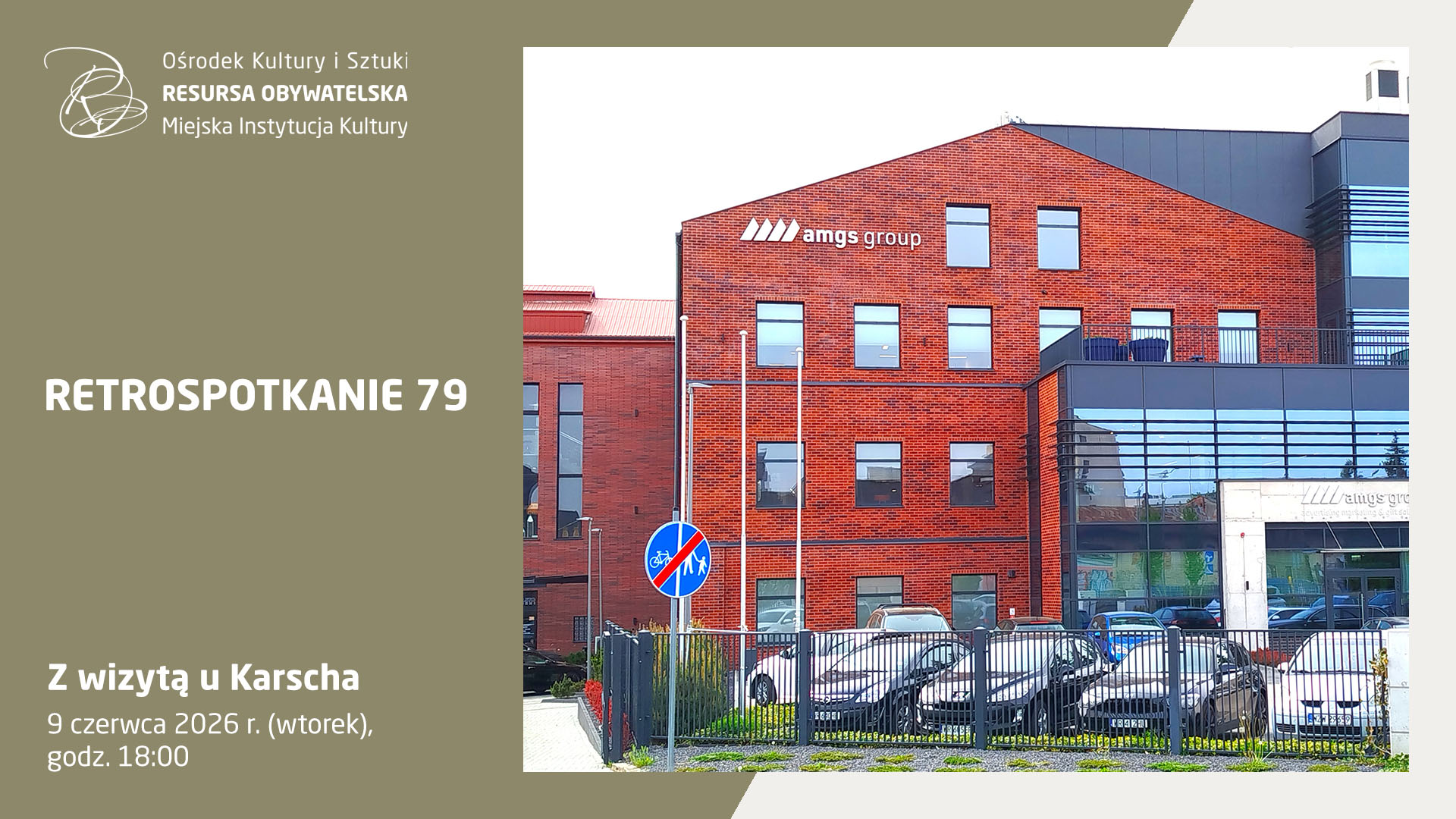Plakat Ośrodka Kultury i Sztuki „Resursa Obywatelska” zapraszający na „Retrospotkanie 79: Z wizytą u Karscha”. Wydarzenie odbędzie się we wtorek, 9 czerwca 2026 roku o godzinie 18:00. Na zdjęciu widoczny jest nowoczesny, wielopiętrowy budynek z czerwonej cegły z logo firmy „amgs group”.