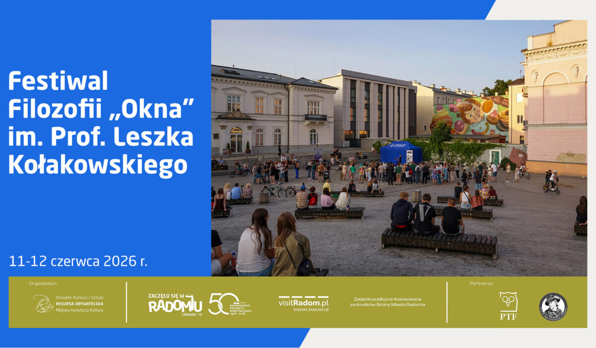 Tekst alternatywny (krótki – do atrybutu alt) Plakat zapraszający na Festiwal Filozofii „Okna” im. Prof. Leszka Kołakowskiego, który odbędzie się w dniach 11–12 czerwca 2026 roku. Na zdjęciu widoczna jest grupa ludzi zgromadzona na placu przed Resursą Obywatelską w Radomiu. W dolnej części plakatu znajdują się logotypy organizatora i partnerów.