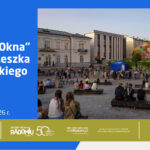 Tekst alternatywny (krótki – do atrybutu alt) Plakat zapraszający na Festiwal Filozofii „Okna” im. Prof. Leszka Kołakowskiego, który odbędzie się w dniach 11–12 czerwca 2026 roku. Na zdjęciu widoczna jest grupa ludzi zgromadzona na placu przed Resursą Obywatelską w Radomiu. W dolnej części plakatu znajdują się logotypy organizatora i partnerów.
