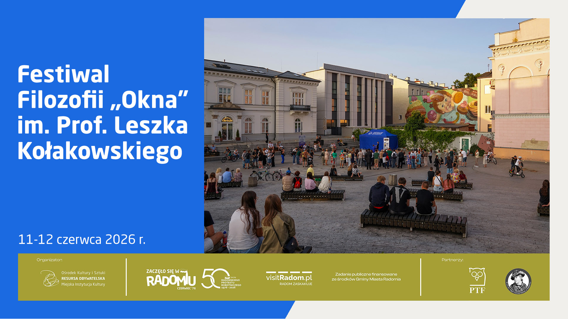Tekst alternatywny (krótki – do atrybutu alt) Plakat zapraszający na Festiwal Filozofii „Okna” im. Prof. Leszka Kołakowskiego, który odbędzie się w dniach 11–12 czerwca 2026 roku. Na zdjęciu widoczna jest grupa ludzi zgromadzona na placu przed Resursą Obywatelską w Radomiu. W dolnej części plakatu znajdują się logotypy organizatora i partnerów.