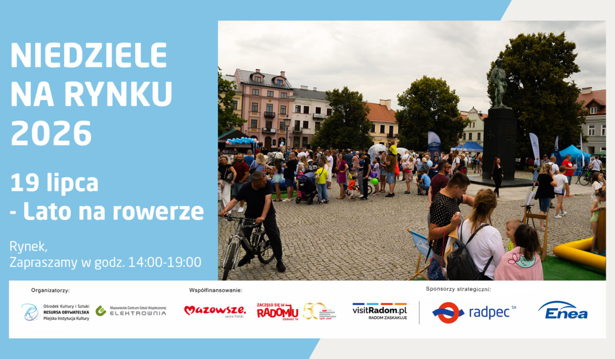 Plakat informacyjny wydarzenia „Niedziele na Rynku 2026”. Program: 19 lipca – Lato na rowerze. Miejsce: Rynek, zapraszamy w godz. 14:00-19:00. Prawa część plakatu zawiera zdjęcie przedstawiające tłum ludzi uczestniczących w festynie plenerowym na brukowanym rynku miejskim. Na pierwszym planie po lewej stronie widoczny jest mężczyzna prowadzący rower, a po prawej stronie grupa ludzi stojąca przy pomniku i stoiskach. W tle zabytkowe kamienice i drzewa. Na dole logotypy organizatorów i partnerów.