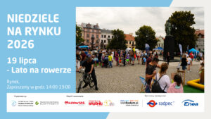 Plakat informacyjny wydarzenia „Niedziele na Rynku 2026”. Program: 19 lipca – Lato na rowerze. Miejsce: Rynek, zapraszamy w godz. 14:00-19:00. Prawa część plakatu zawiera zdjęcie przedstawiające tłum ludzi uczestniczących w festynie plenerowym na brukowanym rynku miejskim. Na pierwszym planie po lewej stronie widoczny jest mężczyzna prowadzący rower, a po prawej stronie grupa ludzi stojąca przy pomniku i stoiskach. W tle zabytkowe kamienice i drzewa. Na dole logotypy organizatorów i partnerów.