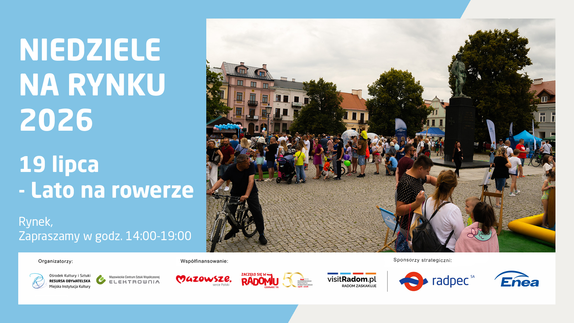 Plakat informacyjny wydarzenia „Niedziele na Rynku 2026”. Program: 19 lipca – Lato na rowerze. Miejsce: Rynek, zapraszamy w godz. 14:00-19:00. Prawa część plakatu zawiera zdjęcie przedstawiające tłum ludzi uczestniczących w festynie plenerowym na brukowanym rynku miejskim. Na pierwszym planie po lewej stronie widoczny jest mężczyzna prowadzący rower, a po prawej stronie grupa ludzi stojąca przy pomniku i stoiskach. W tle zabytkowe kamienice i drzewa. Na dole logotypy organizatorów i partnerów.