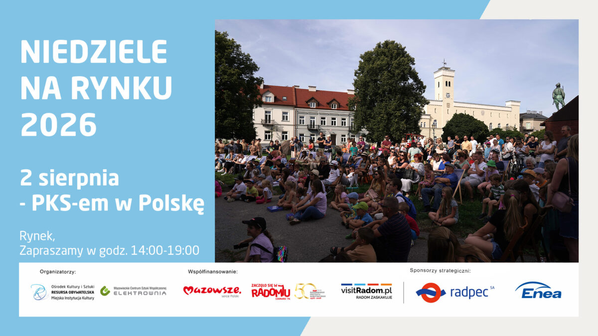 Plakat informacyjny wydarzenia „Niedziele na Rynku 2026”. Program: 2 sierpnia – PKS-em w Polskę. Miejsce: Rynek, zapraszamy w godz. 14:00-19:00. Prawa część plakatu zawiera szerokie zdjęcie przedstawiające licznie zgromadzoną publiczność (dorosłych i dzieci) siedzącą na leżakach oraz na ziemi podczas plenerowego spotkania. W tle widoczne są kamienice z czerwonymi dachami, duże drzewa oraz zabytkowy biały budynek z wieżą. Na dole logotypy organizatorów i partnerów.