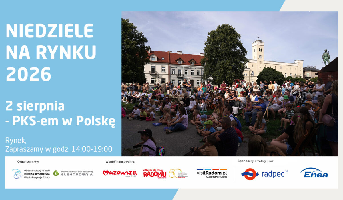 Plakat informacyjny wydarzenia „Niedziele na Rynku 2026”. Program: 2 sierpnia – PKS-em w Polskę. Miejsce: Rynek, zapraszamy w godz. 14:00-19:00. Prawa część plakatu zawiera szerokie zdjęcie przedstawiające licznie zgromadzoną publiczność (dorosłych i dzieci) siedzącą na leżakach oraz na ziemi podczas plenerowego spotkania. W tle widoczne są kamienice z czerwonymi dachami, duże drzewa oraz zabytkowy biały budynek z wieżą. Na dole logotypy organizatorów i partnerów.