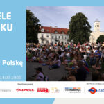 Plakat informacyjny wydarzenia „Niedziele na Rynku 2026”. Program: 2 sierpnia – PKS-em w Polskę. Miejsce: Rynek, zapraszamy w godz. 14:00-19:00. Prawa część plakatu zawiera szerokie zdjęcie przedstawiające licznie zgromadzoną publiczność (dorosłych i dzieci) siedzącą na leżakach oraz na ziemi podczas plenerowego spotkania. W tle widoczne są kamienice z czerwonymi dachami, duże drzewa oraz zabytkowy biały budynek z wieżą. Na dole logotypy organizatorów i partnerów.