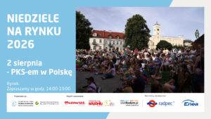 Plakat informacyjny wydarzenia „Niedziele na Rynku 2026”. Program: 2 sierpnia – PKS-em w Polskę. Miejsce: Rynek, zapraszamy w godz. 14:00-19:00. Prawa część plakatu zawiera szerokie zdjęcie przedstawiające licznie zgromadzoną publiczność (dorosłych i dzieci) siedzącą na leżakach oraz na ziemi podczas plenerowego spotkania. W tle widoczne są kamienice z czerwonymi dachami, duże drzewa oraz zabytkowy biały budynek z wieżą. Na dole logotypy organizatorów i partnerów.