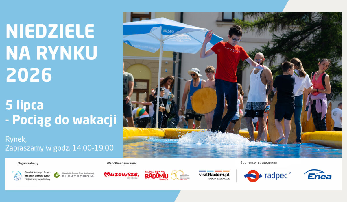 Plakat informacyjny wydarzenia „Niedziele na Rynku 2026”. Program: 5 lipca – Pociąg do wakacji. Miejsce: Rynek, zapraszamy w godz. 14:00-19:00. Prawa część plakatu zawiera zdjęcie przedstawiające chłopca w czerwonej koszulce, który ślizga się na desce skimboardowej po wodzie w dmuchanym torze wodnym rozstawionym na miejskim rynku. W tle obserwują go inni uczestnicy zabawy pod niebieskim parasolem. Na dole logotypy organizatorów i partnerów.