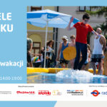 Plakat informacyjny wydarzenia „Niedziele na Rynku 2026”. Program: 5 lipca – Pociąg do wakacji. Miejsce: Rynek, zapraszamy w godz. 14:00-19:00. Prawa część plakatu zawiera zdjęcie przedstawiające chłopca w czerwonej koszulce, który ślizga się na desce skimboardowej po wodzie w dmuchanym torze wodnym rozstawionym na miejskim rynku. W tle obserwują go inni uczestnicy zabawy pod niebieskim parasolem. Na dole logotypy organizatorów i partnerów.