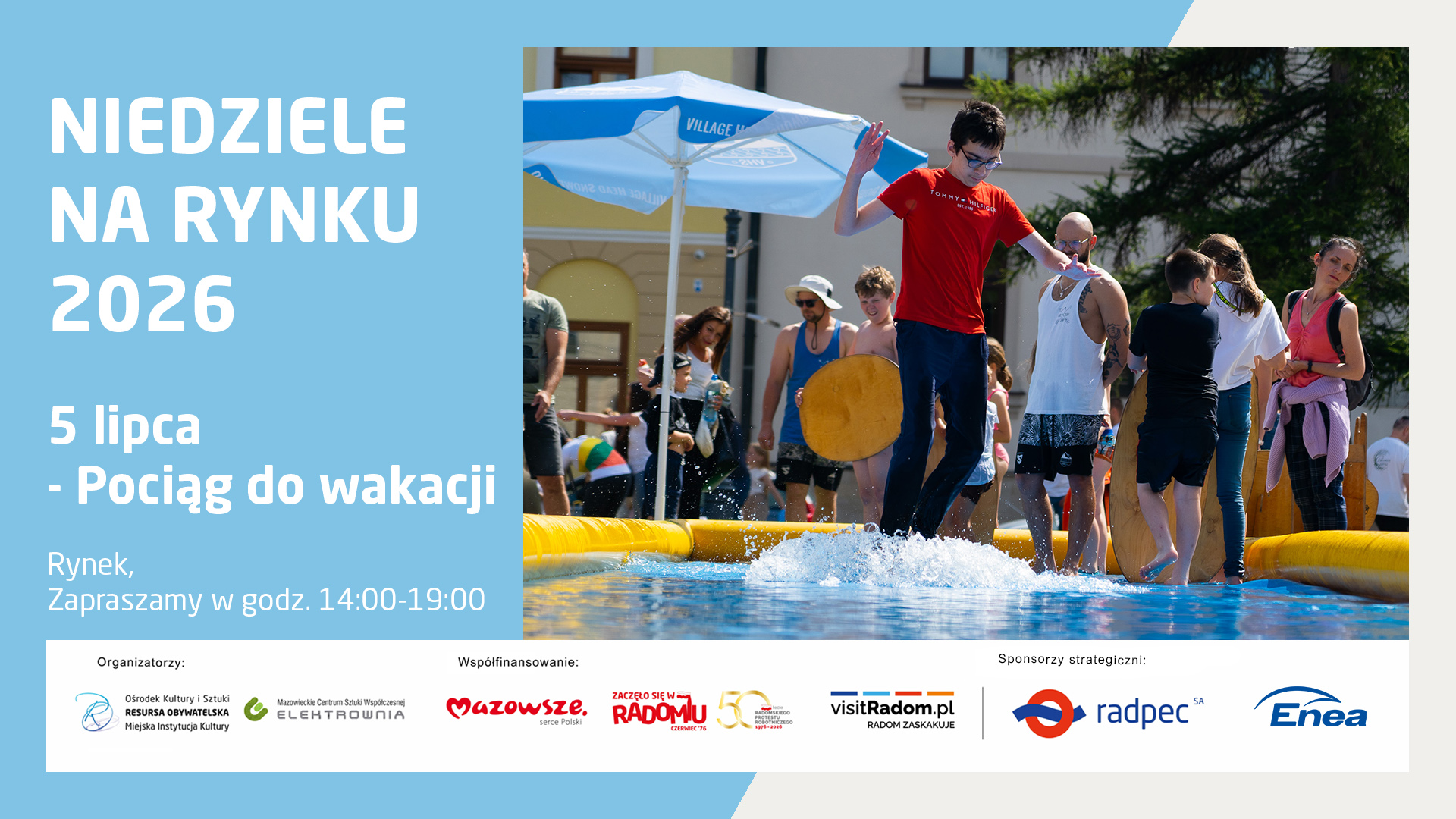 Plakat informacyjny wydarzenia „Niedziele na Rynku 2026”. Program: 5 lipca – Pociąg do wakacji. Miejsce: Rynek, zapraszamy w godz. 14:00-19:00. Prawa część plakatu zawiera zdjęcie przedstawiające chłopca w czerwonej koszulce, który ślizga się na desce skimboardowej po wodzie w dmuchanym torze wodnym rozstawionym na miejskim rynku. W tle obserwują go inni uczestnicy zabawy pod niebieskim parasolem. Na dole logotypy organizatorów i partnerów.