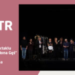 Plakat zapowiadający premierę spektaklu „Teatrzyk Zielona Gęś” w wykonaniu Teatru Resursa. Wydarzenie odbędzie się 11 czerwca 2026 r. o godz. 18:00. Po prawej stronie znajduje się zdjęcie aktorów na scenie podczas ukłonów.