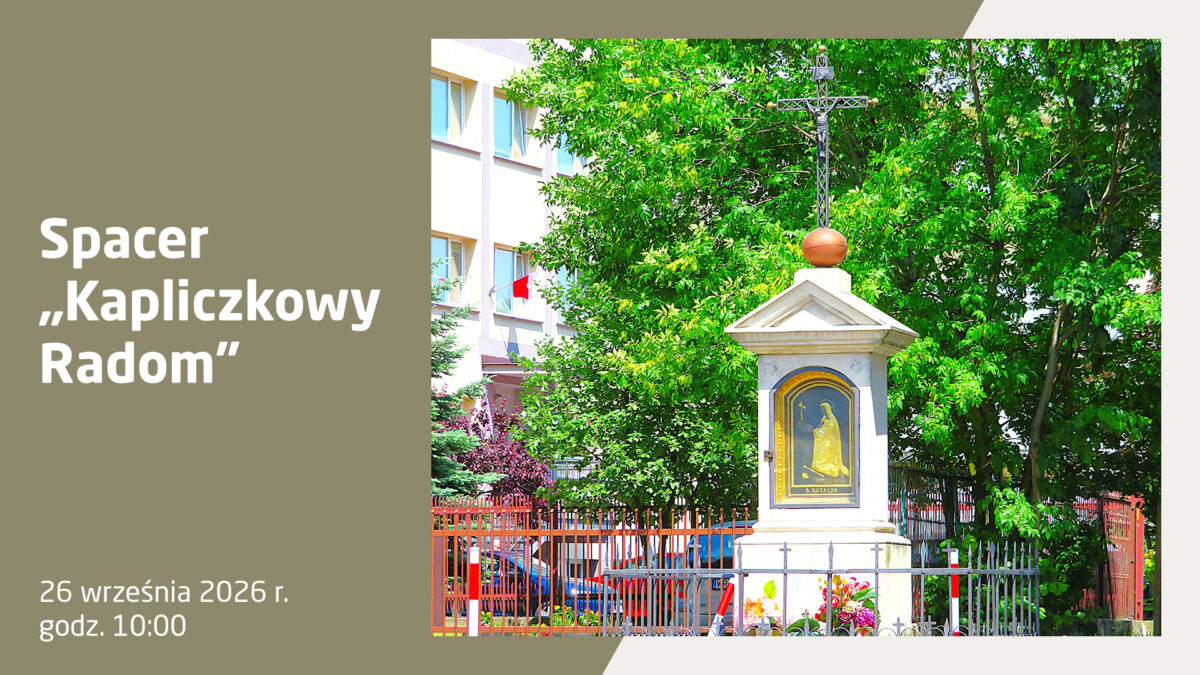 Plakat informacyjny o spacerze historycznym. Grafika przedstawia zdjęcie kapliczki przydrożnej stojącej za metalowym ogrodzeniem, na tle zielonych drzew i jasnego budynku. W lewej części na oliwkowym tle znajduje się biały tekst: „Spacer „Kapliczkowy Radom”” „26 września 2026 r. godz. 10:00”