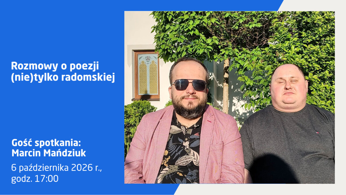 Plakat informacyjny dotyczący wydarzenia literackiego „Rozmowy o poezji (nie)tylko radomskiej”. W lewej części na niebieskim tle umieszczono białe napisy: tytuł cyklu, informację o gościu spotkania („Gość spotkania: Marcin Mańdziuk”) oraz termin wydarzenia („6 października 2026 r., godz. 17:00”). W prawej części na tle zieleni i budynku widocznych jest dwóch mężczyzn – jeden w okularach przeciwsłonecznych, marynarce i koszuli w liście, a drugi w ciemnej koszulce.