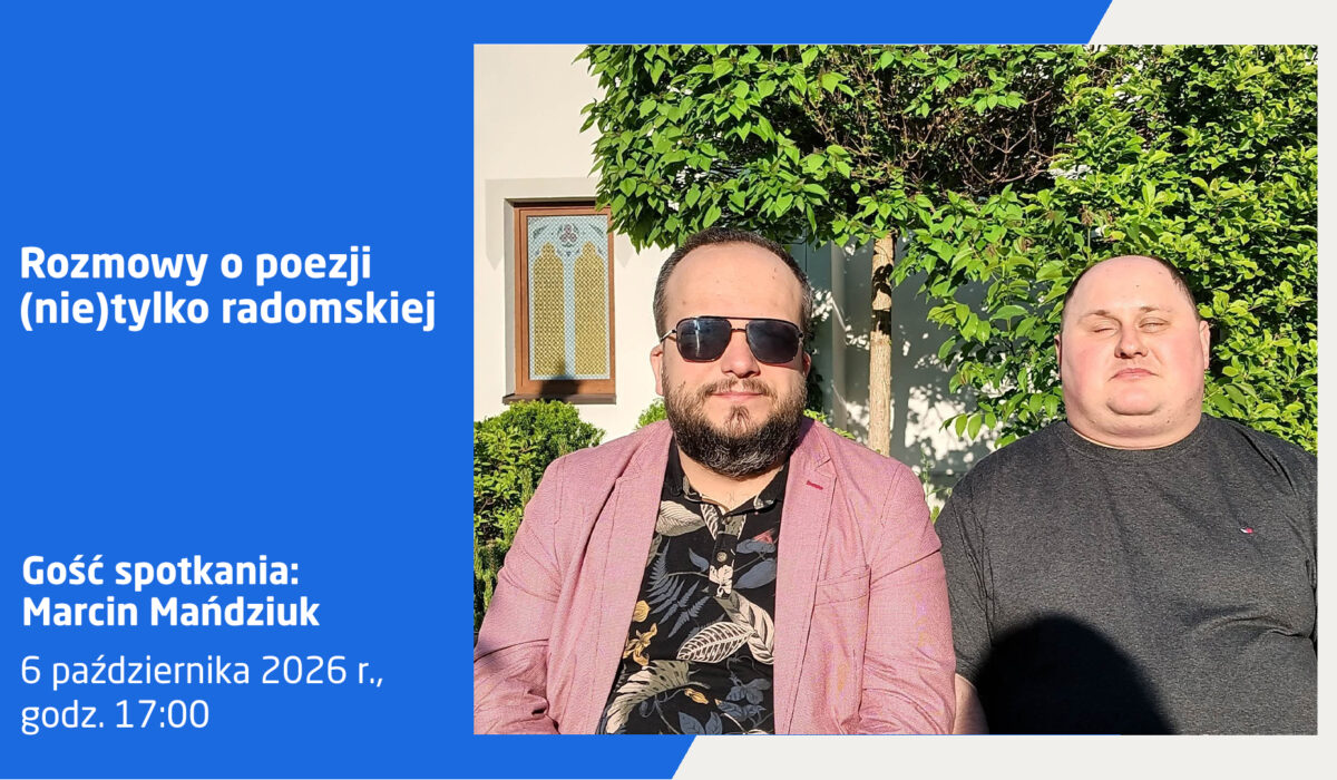 Plakat informacyjny dotyczący wydarzenia literackiego „Rozmowy o poezji (nie)tylko radomskiej”. W lewej części na niebieskim tle umieszczono białe napisy: tytuł cyklu, informację o gościu spotkania („Gość spotkania: Marcin Mańdziuk”) oraz termin wydarzenia („6 października 2026 r., godz. 17:00”). W prawej części na tle zieleni i budynku widocznych jest dwóch mężczyzn – jeden w okularach przeciwsłonecznych, marynarce i koszuli w liście, a drugi w ciemnej koszulce.