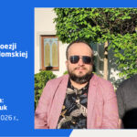 Plakat informacyjny dotyczący wydarzenia literackiego „Rozmowy o poezji (nie)tylko radomskiej”. W lewej części na niebieskim tle umieszczono białe napisy: tytuł cyklu, informację o gościu spotkania („Gość spotkania: Marcin Mańdziuk”) oraz termin wydarzenia („6 października 2026 r., godz. 17:00”). W prawej części na tle zieleni i budynku widocznych jest dwóch mężczyzn – jeden w okularach przeciwsłonecznych, marynarce i koszuli w liście, a drugi w ciemnej koszulce.