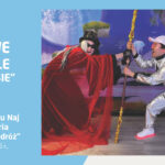 Plakat zapraszający na cykl Bajkowe Niedziele w Resursie na spektakl Teatru Naj pt. „Planeta Cudoria - kosmiczna podróż”, który odbędzie się 18 października 2026 r. o godz. 11:00. Na zdjęciu w tle widać dwoje aktorów w kostiumach scenicznych na tle kosmicznej scenografii: postać w długiej czerwonej szacie z kapeluszem oraz postać w błyszczącym srebrnym kombinezonie kosmonauty, trzymających wspólnie długi ozdobny kij.