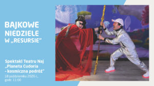 Plakat zapraszający na cykl Bajkowe Niedziele w Resursie na spektakl Teatru Naj pt. „Planeta Cudoria - kosmiczna podróż”, który odbędzie się 18 października 2026 r. o godz. 11:00. Na zdjęciu w tle widać dwoje aktorów w kostiumach scenicznych na tle kosmicznej scenografii: postać w długiej czerwonej szacie z kapeluszem oraz postać w błyszczącym srebrnym kombinezonie kosmonauty, trzymających wspólnie długi ozdobny kij.
