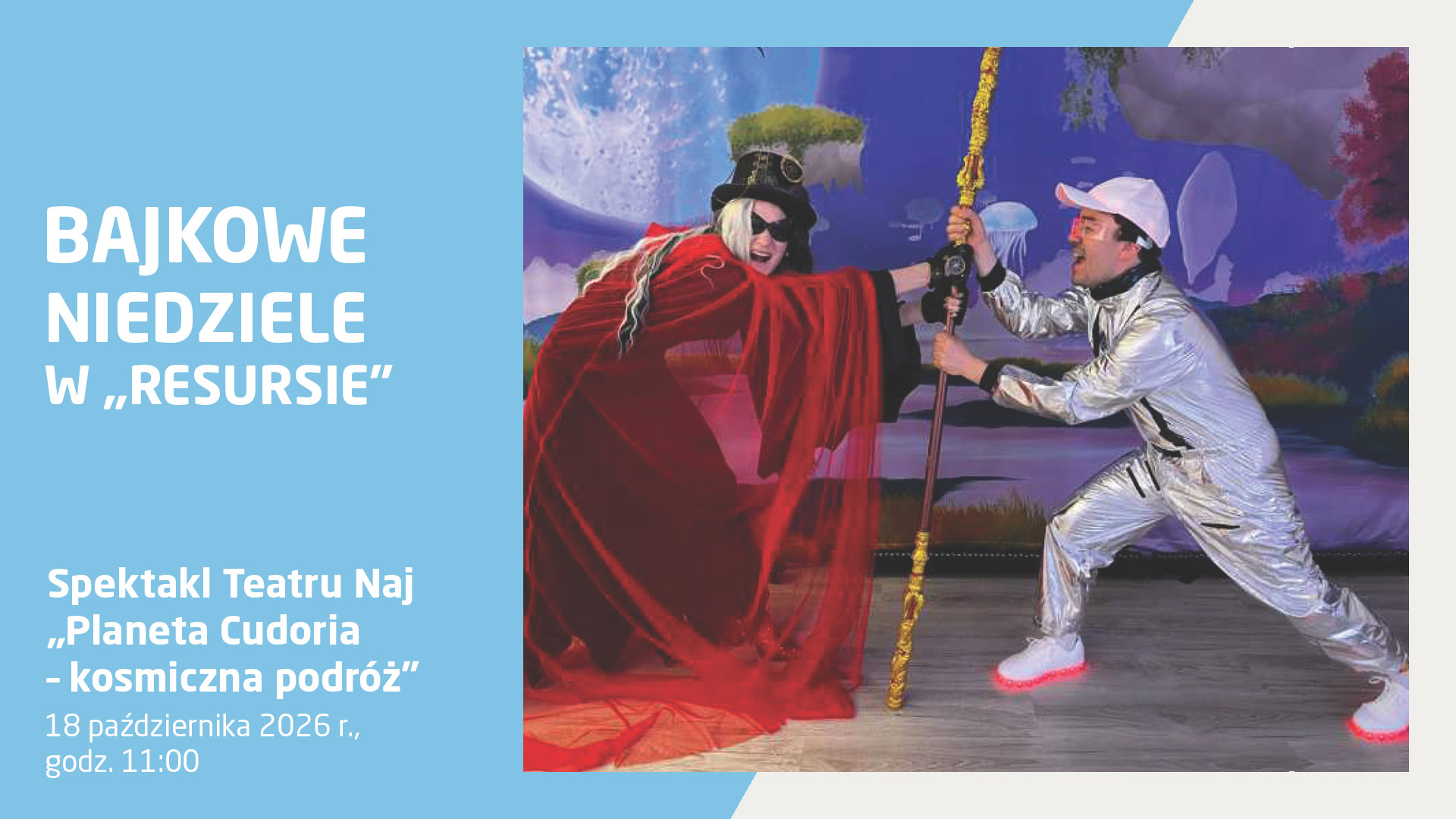 Plakat zapraszający na cykl Bajkowe Niedziele w Resursie na spektakl Teatru Naj pt. „Planeta Cudoria - kosmiczna podróż”, który odbędzie się 18 października 2026 r. o godz. 11:00. Na zdjęciu w tle widać dwoje aktorów w kostiumach scenicznych na tle kosmicznej scenografii: postać w długiej czerwonej szacie z kapeluszem oraz postać w błyszczącym srebrnym kombinezonie kosmonauty, trzymających wspólnie długi ozdobny kij.