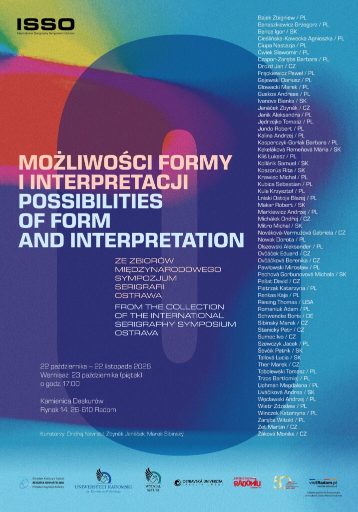 Plakat informacyjny wystawy „Możliwości formy i interpretacji. Prace ze zbiorów Międzynarodowego Sympozjum Serigrafii Ostrava” (ISSO). Wystawa trwa od 22 października do 22 listopada 2026 r. (wernisaż 23 października o godz. 17:00) w Kamienicy Deskurów w Radomiu. Plakat zawiera listę kilkudziesięciu zaprezentowanych artystów z Polski, Czech, Słowacji, Niemiec i USA.