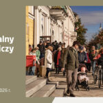 Plakat informacyjny wydarzenia Spacer „Kryminalny / Zbrodniczy Radom”, zaplanowanego na 31 października 2026 r., na godz. 10:00. Na zdjęciu w tle widać grupę ludzi idących w słoneczny dzień chodnikiem wzdłuż zabytkowych kamienic, w tym mężczyznę prowadzącego wózek dziecięcy oraz osoby prowadzące rowery.