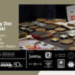Plakat informujący o X Regionalnym Zlocie Kolekcjonerskim, który odbędzie się 24 października 2026 r. w godzinach 10:00 - 14:00 w Resursie Obywatelskiej przy ul. Malczewskiego 16 w Radomiu. Na zdjęciu w tle widoczne są rozłożone na stoisku liczne medale, odznaczenia oraz otwarta gablotka z pamiątkowym dokumentem i medalem. W dolnej części plakatu umieszczono logotypy organizatora oraz licznych partnerów wydarzenia.